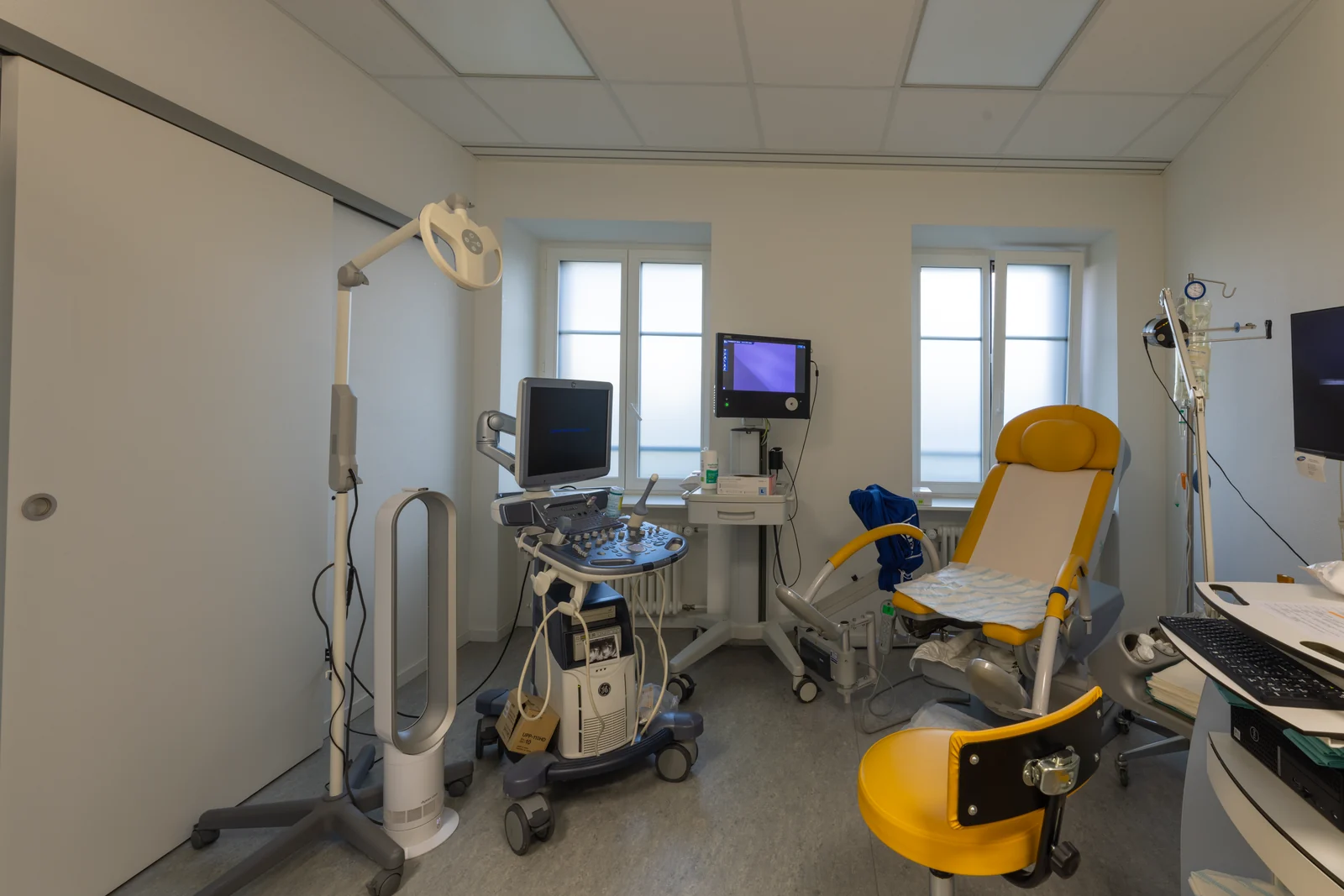 Échographe dans une salle d’examen du centre