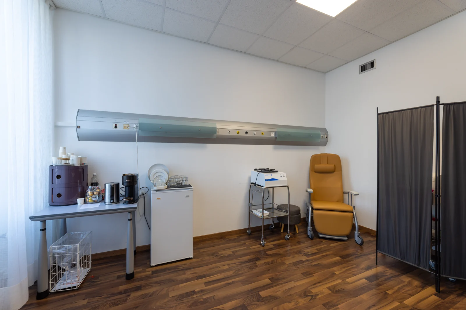 Espace de soins avec fauteuil et paravent
